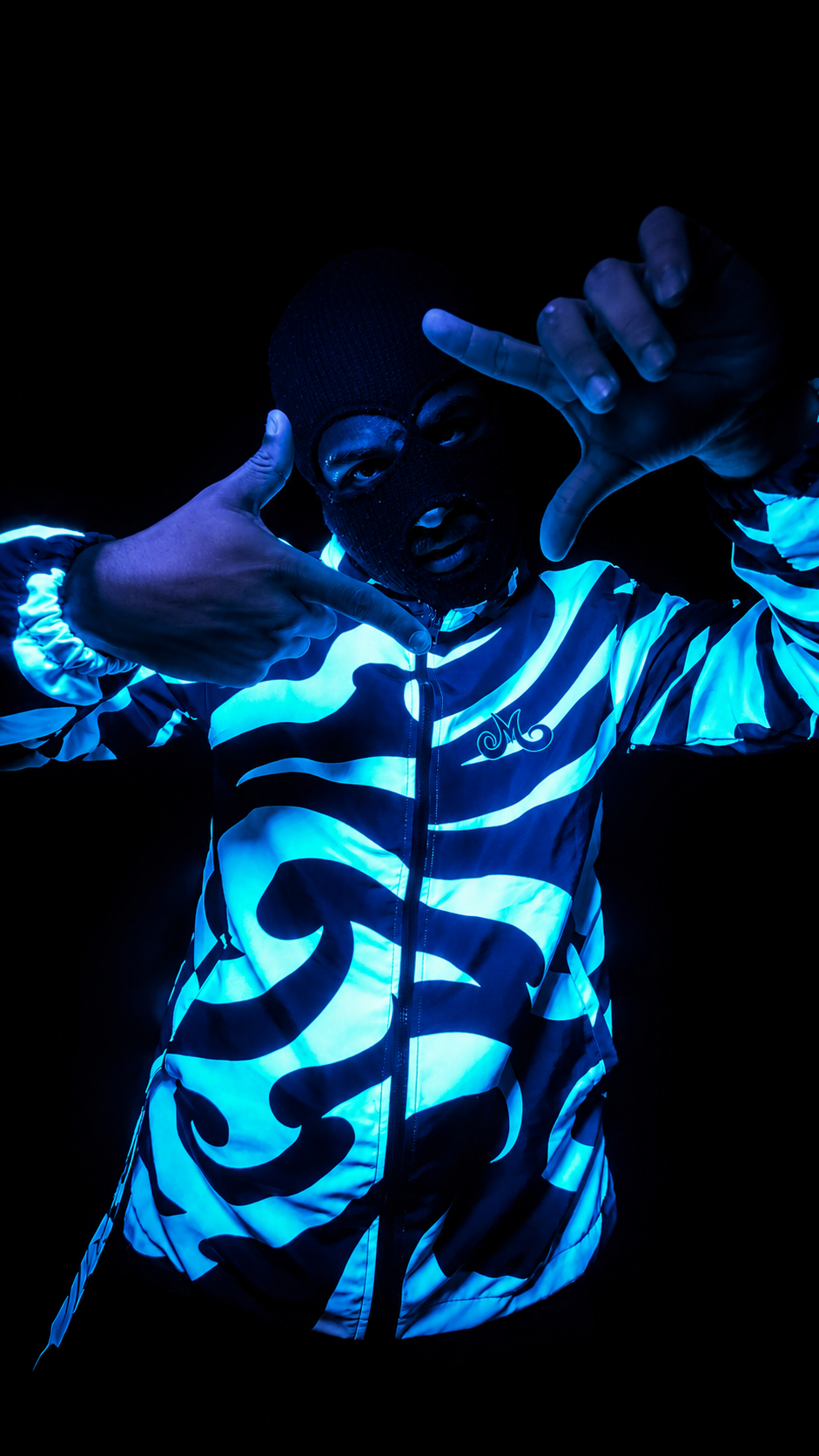 Zefyr brilhando sob luz UV